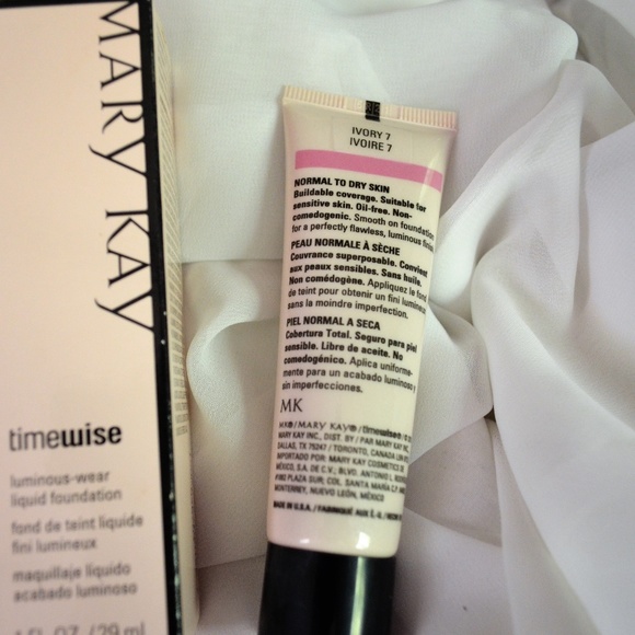 MARY KAY Timewise Luminous-wear Liquid Foundation - Picture 2 of 3